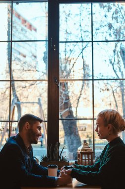 Romantik çift randevularında kafede oturuyor.