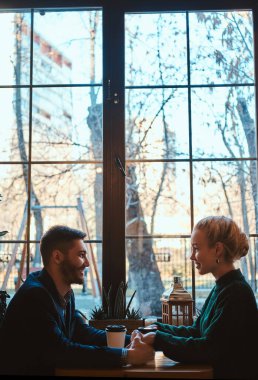 Romantik çift randevularında kafede oturuyor.