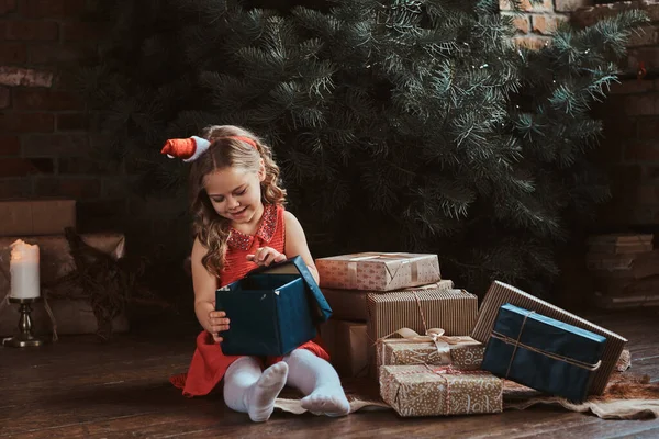 Retrato de menina bonita perto da árvore de Natal — Fotografia de Stock