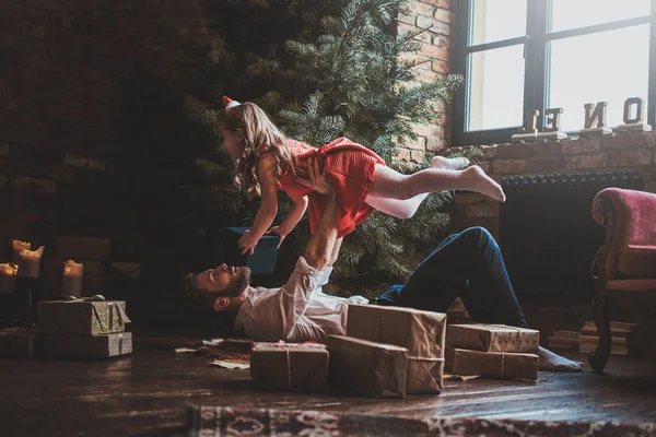 Dad is playing with his daughter on Christmas day — Stock Photo, Image