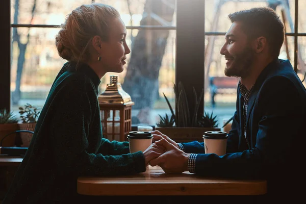 Coppia romantica è seduto al caffè al loro appuntamento — Foto Stock