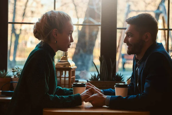 Casal romântico está sentado no café em sua data — Fotografia de Stock