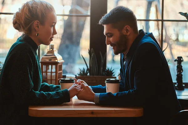 Romantiskt par sitter på kaféet på sin dejt — Stockfoto