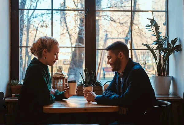 Romantisch koppel zit in cafe op hun date — Stockfoto