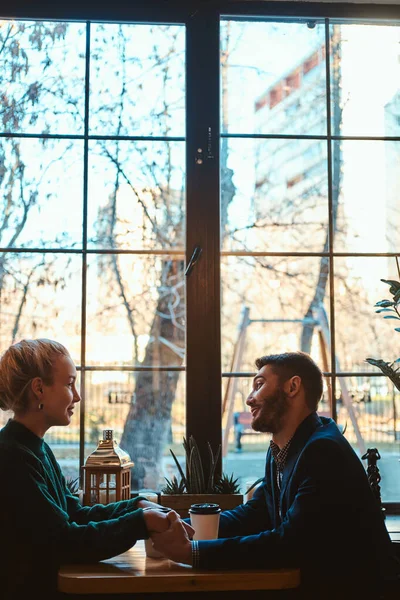 Pasangan romantis sedang duduk di kafe saat kencan mereka — Stok Foto