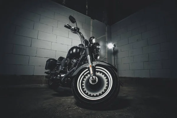 Moto preto estacionado na garagem — Fotografia de Stock