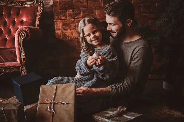 Concept of Christmas season - father and daughter — Stock Photo, Image