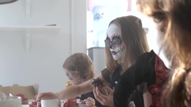 Dzieci cieszą się świąteczne jedzenie na halloween party. — Wideo stockowe