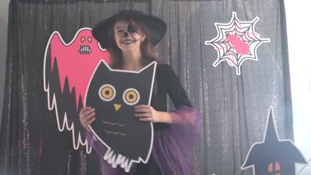 Grande performance festive Halloween montrant par enfant — Video