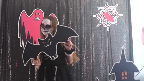 Отличное праздничное представление на Хэллоуин от малыша — стоковое видео