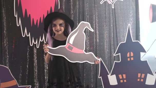 Stor festlig halloween prestanda visar av barn — Stockvideo