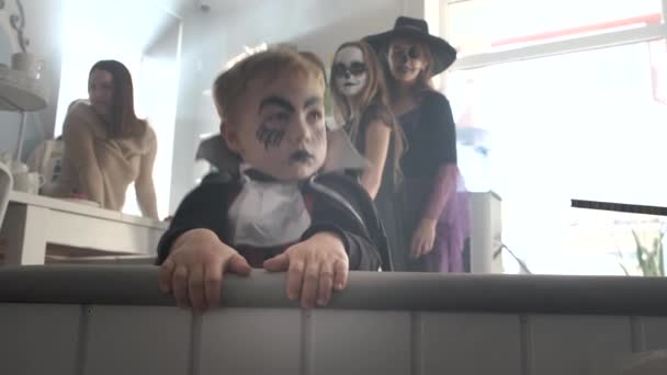 Barnen njuter av halloweenfesten. — Stockvideo