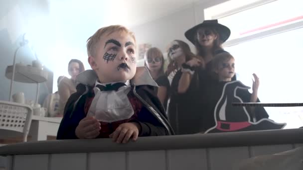 Barnen njuter av halloweenfesten. — Stockvideo