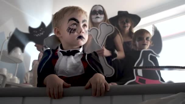 Děti si užívají Halloweenskou párty — Stock video