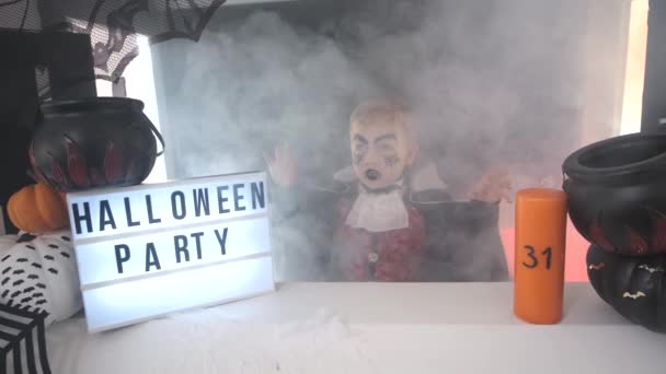 Хэллоуин веселье в тумане и дыме — стоковое видео