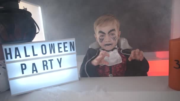 Halloween zábava v mlze a kouři — Stock video