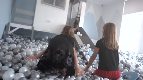 Сестри розважаються в дитячому ігровому майданчику на Хелловін — стокове відео