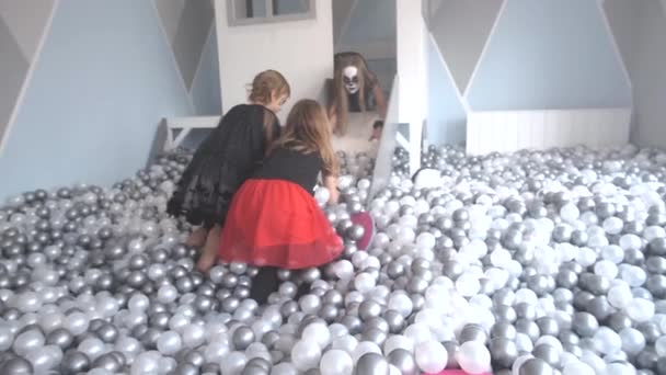 A nővérek szórakoznak a gyerekek játszóterén Halloweenkor — Stock videók