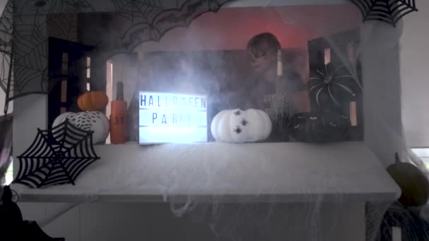 Přátelé se bavte na Halloweenské párty — Stock video