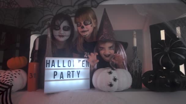 Vrienden veel plezier op Halloween feest — Stockvideo