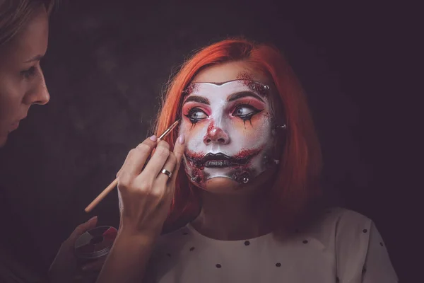 Make-up kunstenaar is het creëren van enge kunst voor Halloween — Stockfoto