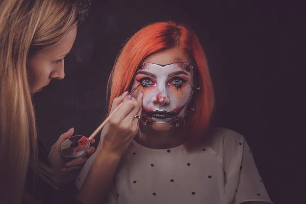 Maquiagem artista está criando arte assustadora para o Halloween — Fotografia de Stock