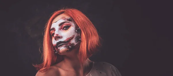 Портрет рыжей девушки со страшным кукольным искусством на лице — стоковое фото