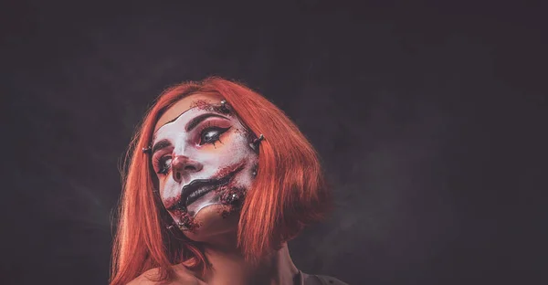 Portrait de gingembre fille avec effrayante poupée art sur le visage — Photo
