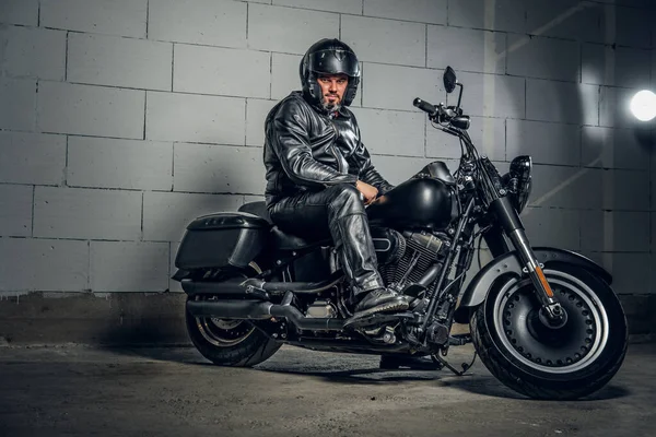 Biker with his motorbike at the garage — Stock Photo, Image