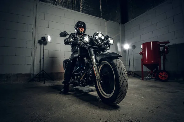 Biker mit seinem Motorrad in der Garage — Stockfoto