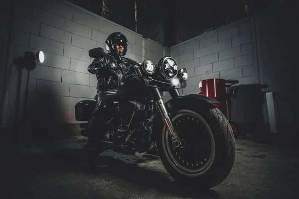 Biker mit seinem Motorrad in der Garage — Stockfoto