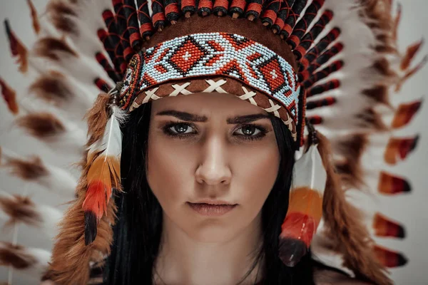 Attraktiv kvinna ser besviken och bär mayan huvudbonad, närbild — Stockfoto