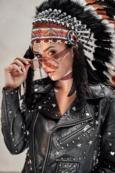 Photo en gros plan d'une fille élégante avec un maquillage tribal amérindien et des vêtements de motard — Photo