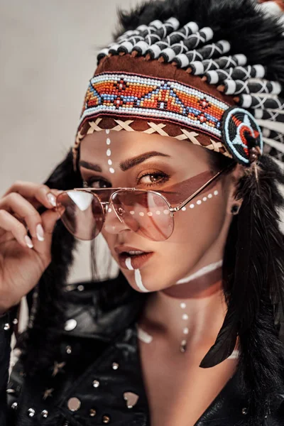 Foto de cerca de una chica con estilo con maquillaje tribal nativo americano y ropa de ciclista —  Fotos de Stock