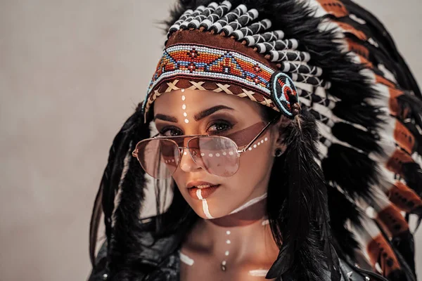Foto de cerca de una chica con estilo con maquillaje tribal nativo americano y ropa de ciclista —  Fotos de Stock