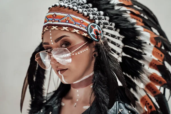 Close-up foto van een stijlvol meisje met inheemse Amerikaanse tribal make-up en motorkleding — Stockfoto