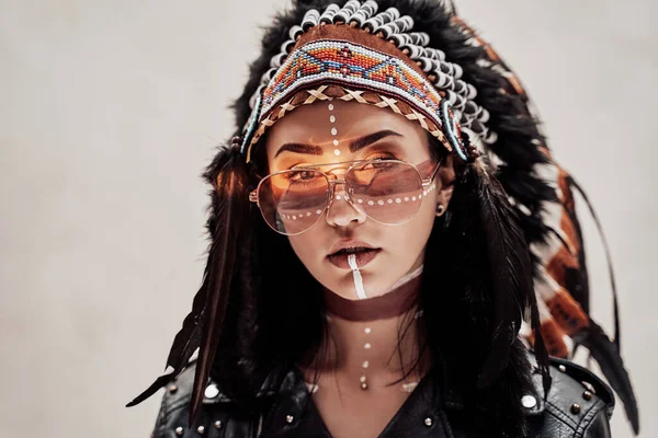 Close-up foto van een stijlvol meisje met inheemse Amerikaanse tribal make-up en motorkleding — Stockfoto