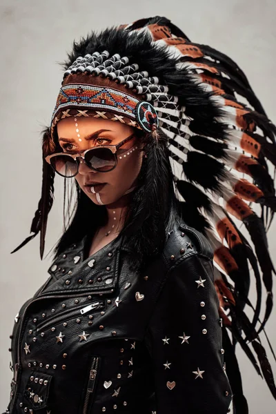 Atractiva mujer con tocado tribal, gafas de sol y maquillaje oriental —  Fotos de Stock