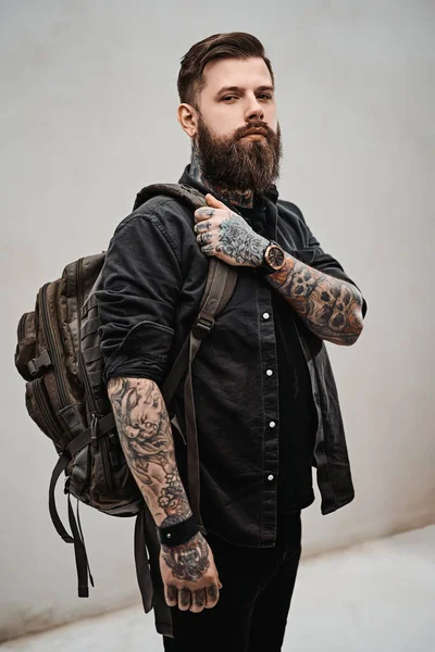 Tipo hipster barbudo con mochila en un estudio —  Fotos de Stock