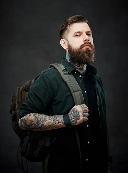 Conceito de viagem e educação. Barbudo hipster cara com mochila no estúdio — Fotografia de Stock