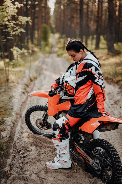 Hermosa joven corredor de motocross bicicleta en un sendero de arena en el bosque —  Fotos de Stock