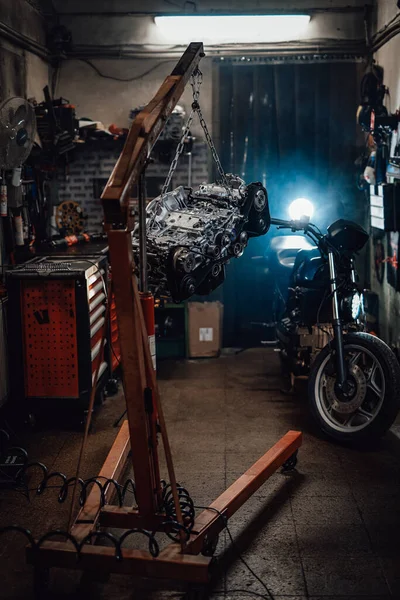 Zavěšený boxerský motor, nahé sportovní kolo v tmavé garáži nebo dílně — Stock fotografie