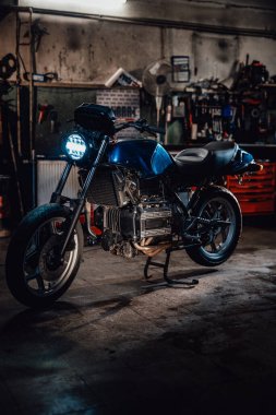 Atölyede ya da garajda özel bobber motosikleti