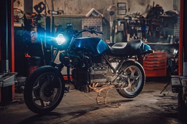 Atölyede ya da garajda özel bobber motosikleti