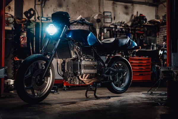 Moto bobber personnalisée en atelier ou garage — Photo