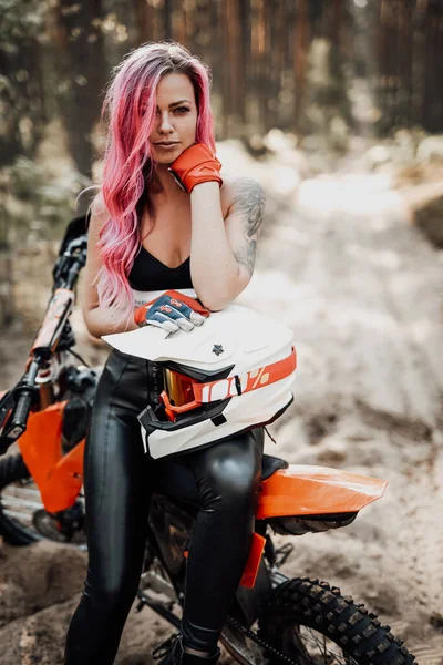 밝은 핑크 머리를 하고 있는 현대 문신을 한 히포 스터 여자 숲에서 자전거를 타고 앉아 — 스톡 사진