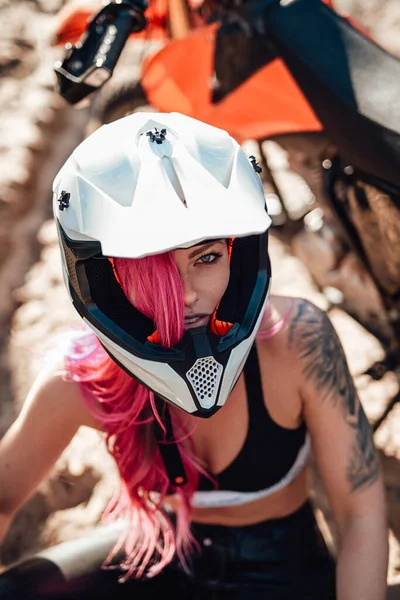 Hermosa chica hipster con un tatuaje en el brazo y el pelo rosa que cubre el ojo en casco de seguridad — Foto de Stock