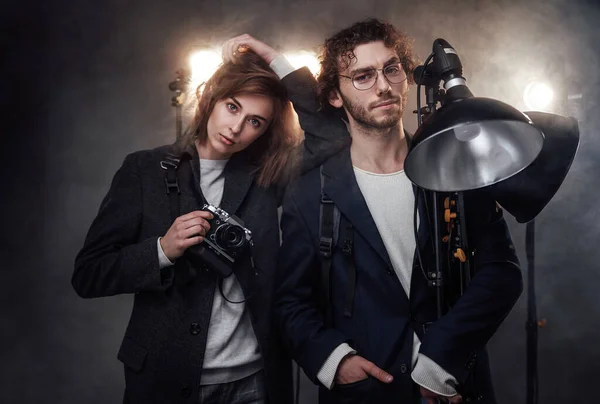 El equipo de dos fotógrafos en estudio oscuro rodeado de humo — Foto de Stock