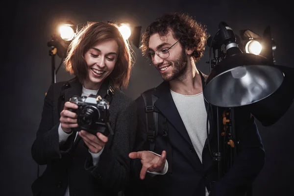 Pár fotografů emocionálně diskutuje o výsledných fotkách po focení ve studiu — Stock fotografie