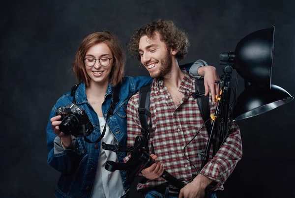 Pár fotografů emocionálně diskutuje o výsledných fotkách po focení — Stock fotografie